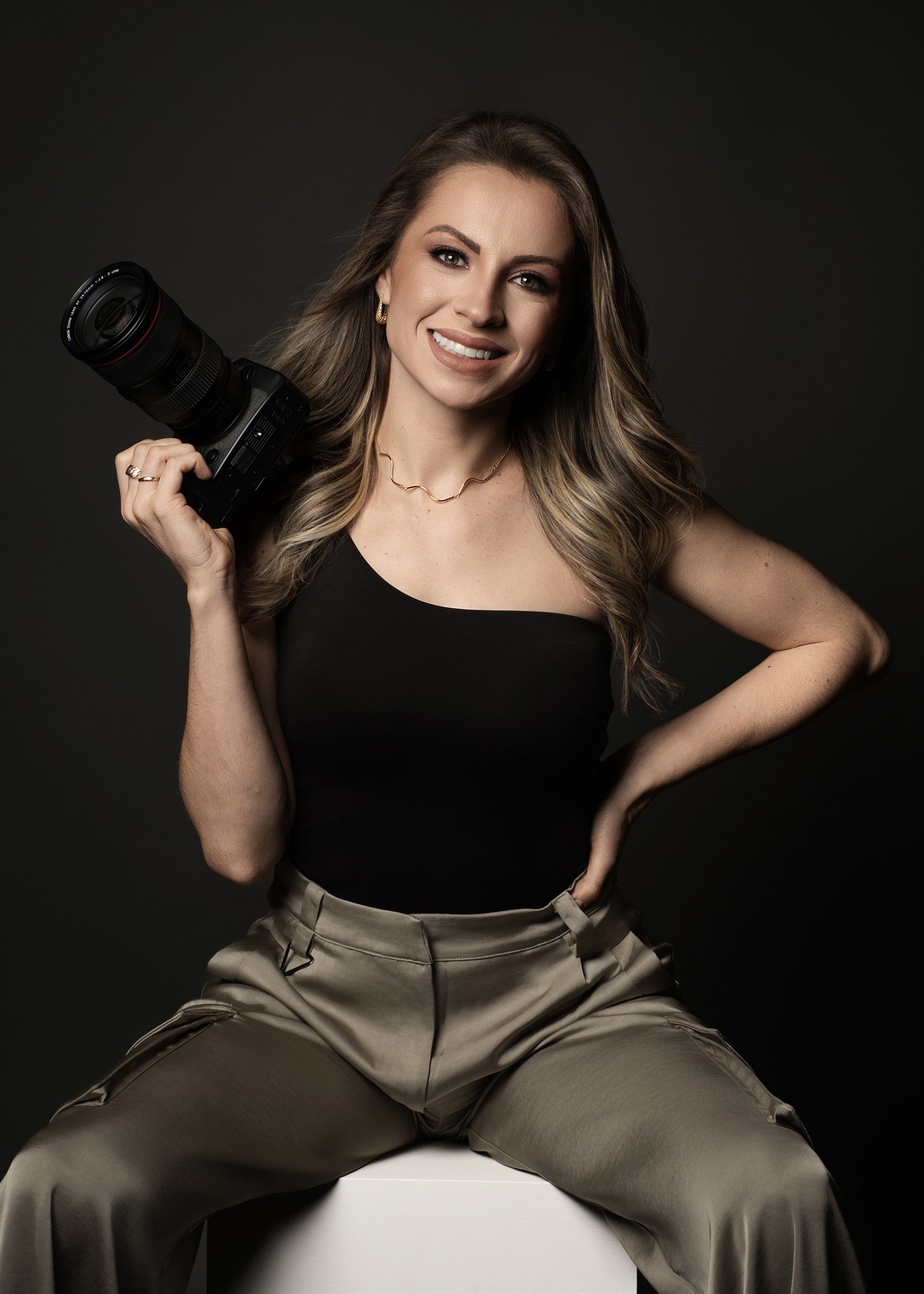 Retrato feminino com fundo neutro
